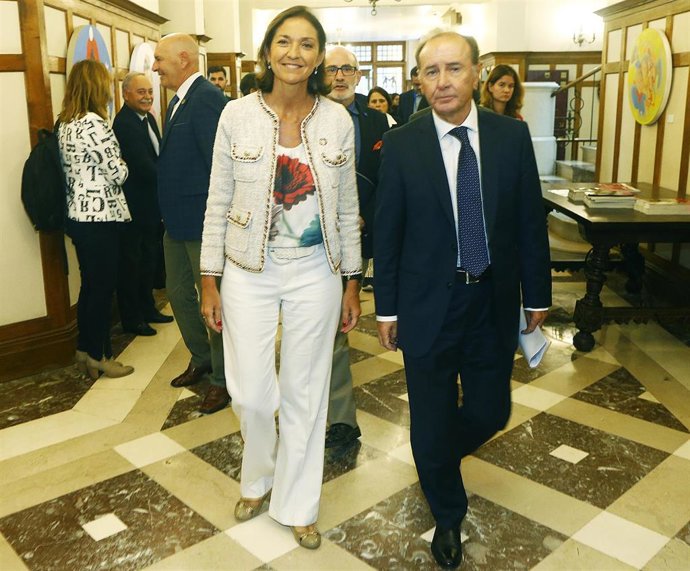 El presidente de Farmaindustria, Martín Sellés, y la ministra de Indusria, Reyes Maroto, en la UIMP