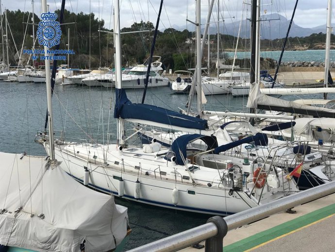 Una imatge del veler 'Atrevido' utilitzat per l'operatiu, a Alcúdia.