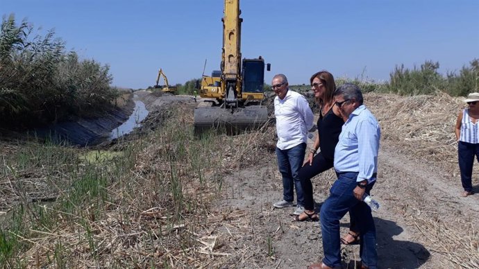 Carlos Toscano visita los trabajos de limpieza del arroyo Salado