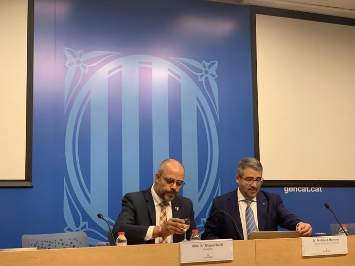 El conseller de Interior, Miquel Buch, y El director general de la Policía, Andreu J. Martínez, en rueda de prensa.