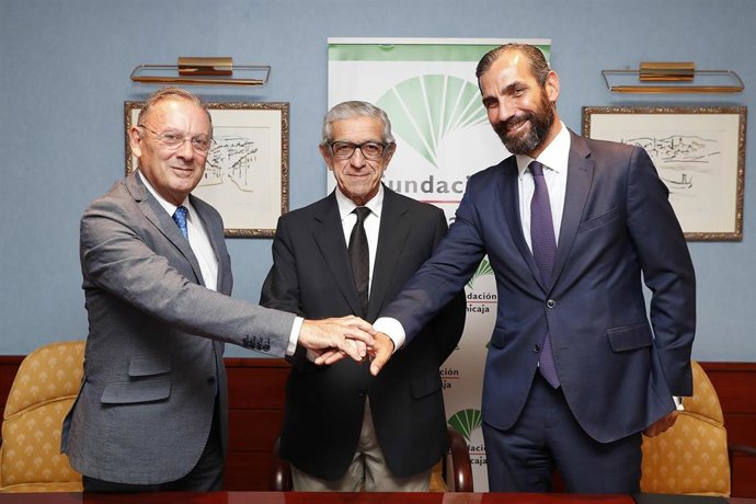 Román Fernández-Baca, Braulio Medel y Eduardo Fernández tras firmar el acuerdo de patrocinio