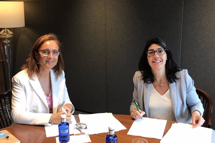 La presidenta de la Plataforma Tecnológica del Vino, Mireia Torres, y la directora de AgroBank, Carme Sabrí