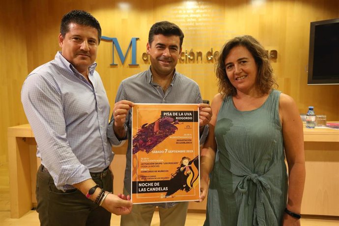 El diputado provincial y concejal en Riogordo, Francisco Oblaré, y el alcalde de Riogordo, Antonio Alés, presentan la programación de la tradicional 'Noche de las Candelas'