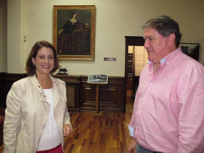 La acaldesa de Teruel, Emma Buj, y el concejal de Infraestructuras, Juan Carlos Cruzado,