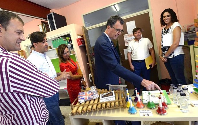 El alcalde de Murcia, José Ballesta, junto a la concejal de Educación y Escuelas Infantiles, Belén Cambronero, en su visita al colegio Virgen del Rosario, en La Cueva (Monteagudo)