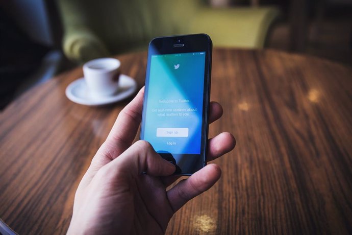 Twitter desactiva temporalmente su función para enviar tuits a través de SMS tra