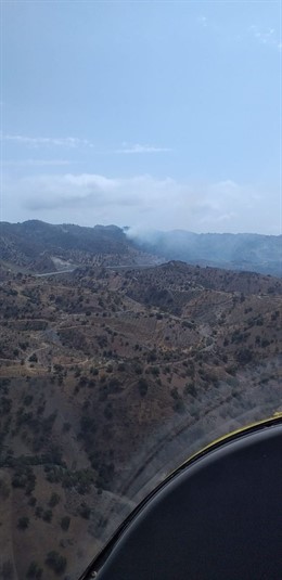 Un fuego afecta a un paraje forestal de Málaga capital.