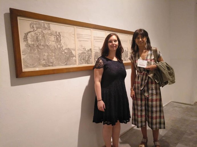La comisaria de la muestra y vicedirectora del Fugger und Welser Erlebnismuseum, Katharina Dehner, y la concejal de Cultura y Turismo, Ana Redondo, en la presentación de la muestra 'Durero. El artista y su tiempo', en el Patio Herreriano.