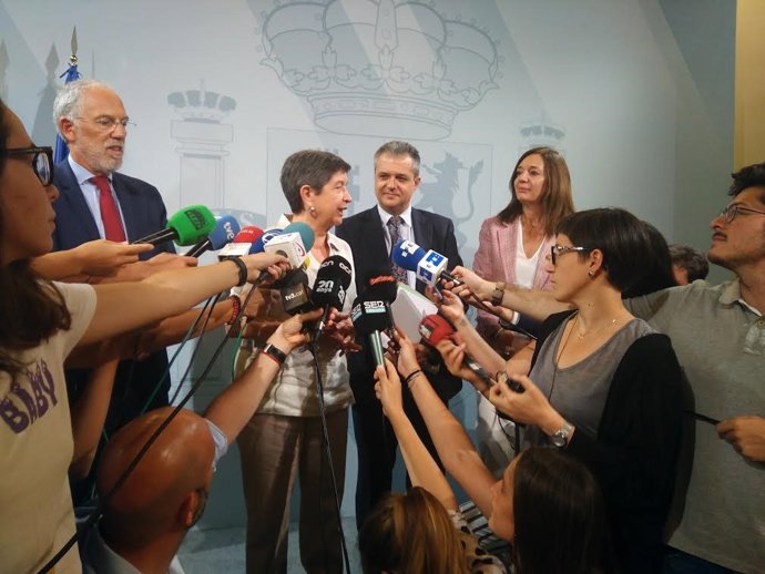 Teresa Cunillera en declaracions als mitjans després de la reunió