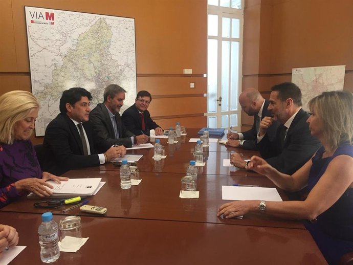 El consejero de Vivienda y Administración Local, David Pérez, se reúne con miembros de Asprima