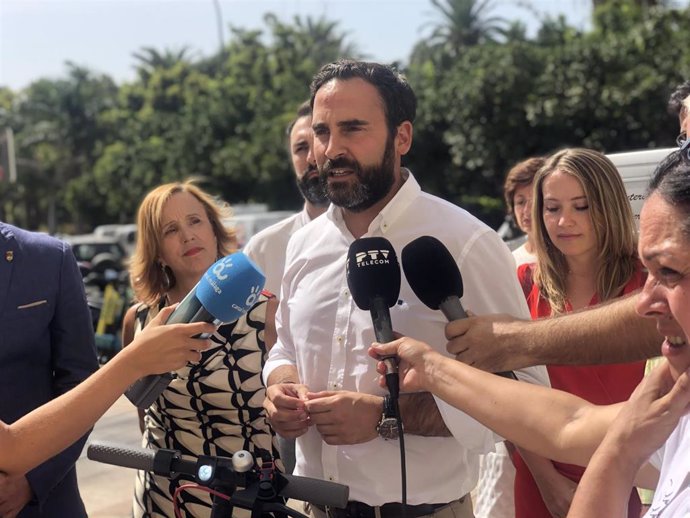 El portavoz municipal del PSOE, Daniel Pérez, atiende a los medios