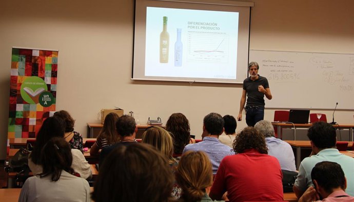 UNIA.- Experto destaca la "revolución creativa" en el sector del aceite de oliva