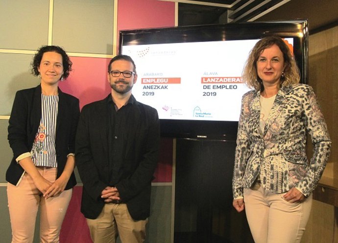 La diputada foral de Fomento del Empleo, Comercio y Turismo, Cristina González, y el director del área de Empleo de la Fundación Santa María la Real, Álvaro Retortillo, han presentado en rueda de prensa la cuarta edición del programa Lanzaderas de Empleo