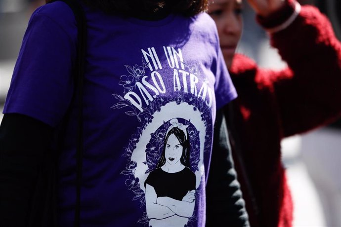 Una mujer con la frase 'Ni un paso atrás (en referencia a la violencia machista)' durante la manifestación feminista en la Puerta del Sol con motivo del 8-M.