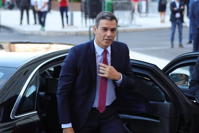 El presidente del Gobierno en funciones, Pedro Sánchez, llega a la sede de la agencia EFE en Madrid para participar en el I Desayuno Efeminista.