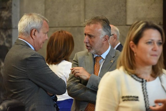 El presidente de Canarias, Ángel Víctor Torres, conversa con el consejero de Obras Públicas, Sebastián Franquis, en el Consejo de Gobierno