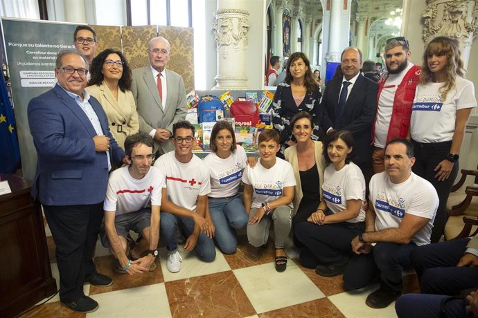 Foto familia presentación Vuelta Solidaria de Carrefour