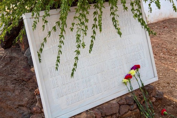 Lápida en memoria de las víctimas del fascismo en Huelva.