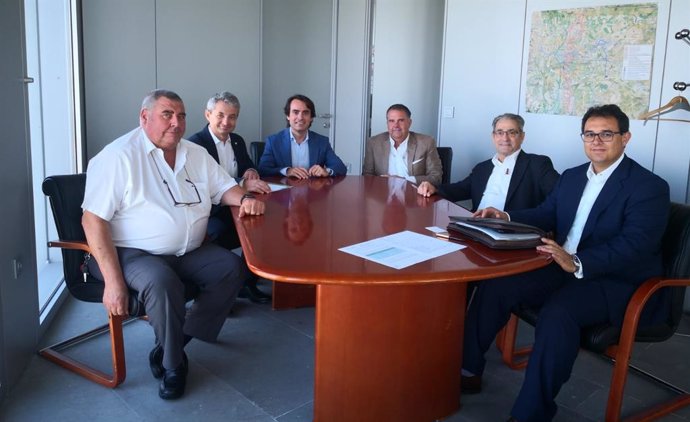 Reunión de la directiva de la Federación de Transportistas de Andalucía (Fedintra) con el director general de Movilidad de la Junta, Mario Muñoz-Atanet.