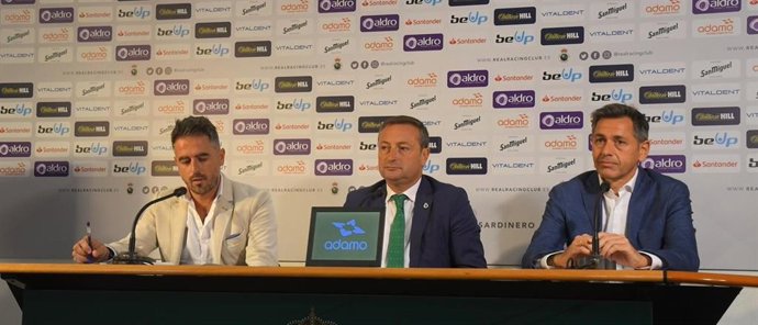 El presidente del Racing, Alfredo Pérez, en rueda de prensa junto al director del club y el responsable de marketing