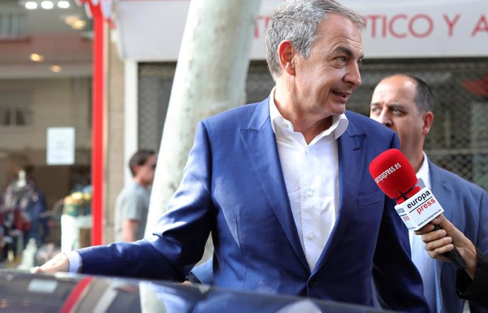 El expresidente del Gobierno, José Luis Rodríguez Zapatero, sale de un restaurante de Madrid un día después de que se conociese que la Unidad Central Operativa (UCO) de la Guardia Civil acusa al Gobierno que el presidía de elaborar un decreto para enriq