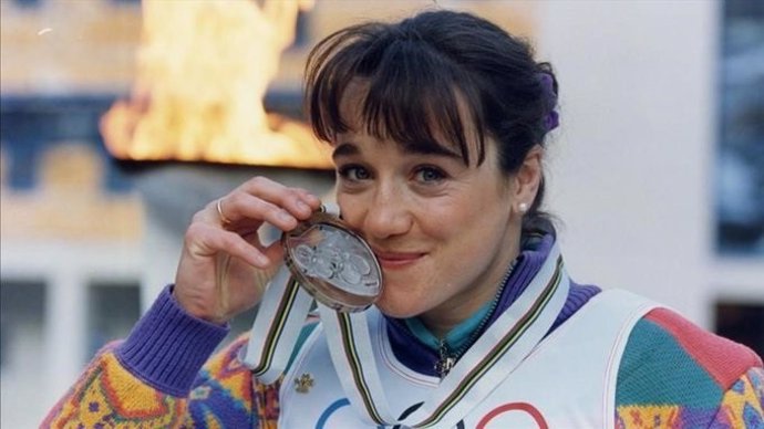 Blanca Fernández Ochoa besa la medalla de bronce olímpica en Albertville'92