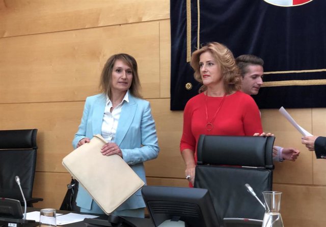 La consejera de Educación, Rocío Lucas (izquierda), se dispone a intervenir acompañada por la presidenta de la Comisión de Educación, Paloma Vallejo.