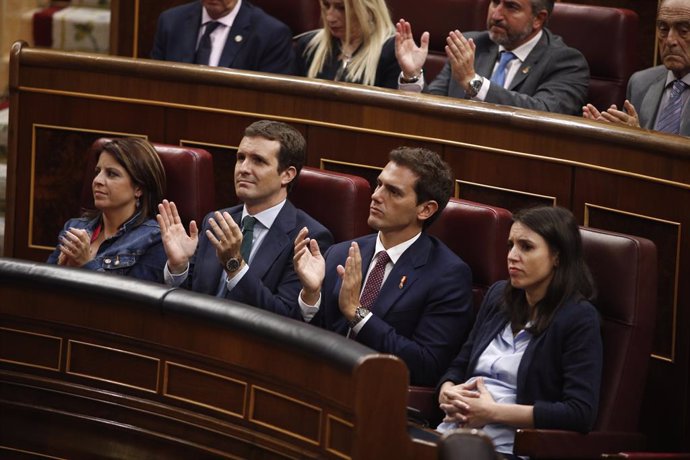 La portaveu d'Unides Podem, Irene Montero (1d) no aplaudeix el discurs de la presidenta de la Fundació Víctimes del Terrorisme i diputada del PP, María del Mar Blanco. Sí ho fan, d'esquerra a dreta, Adriana Lastra (PSOE), Pablo Casado (PP) i Albert Rive