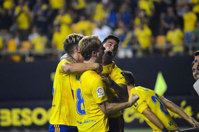 Varios jugadores del Cádiz CF celebran un gol.