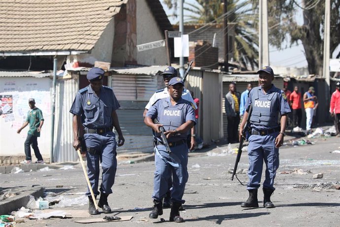 Policías patrullan las calles de Johanesburgo tras los disturbios