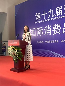 La alcaldesa de Villamanrique en China