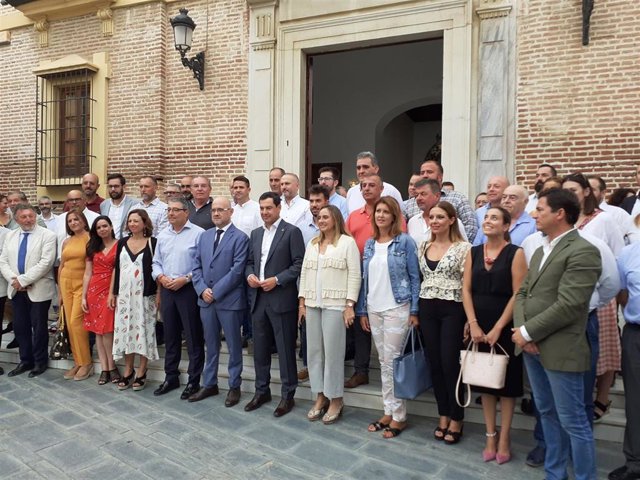 Juanma Moreno, con representantes municipales y de propietarios de viviendas irregulares en suelo no urbanizable