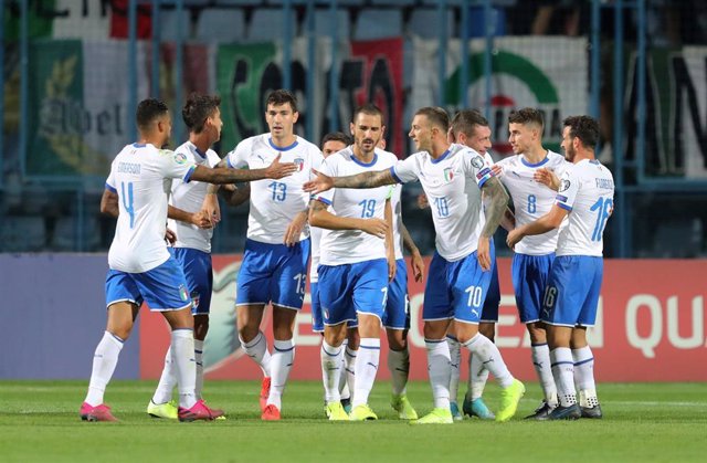 Los jugadores de la selección italiana de fútbol celebran un gol.