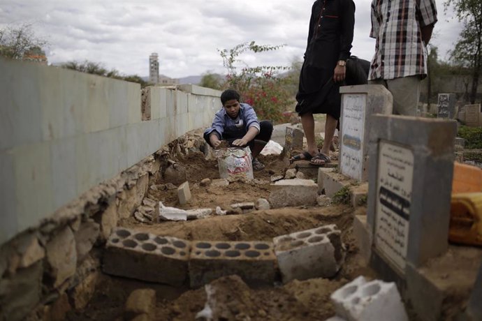 Yemeníes entierran los cadáveres de las víctimas de un ataque aéreo atribuido a la coalición internacional que lidera Arabia Saudí