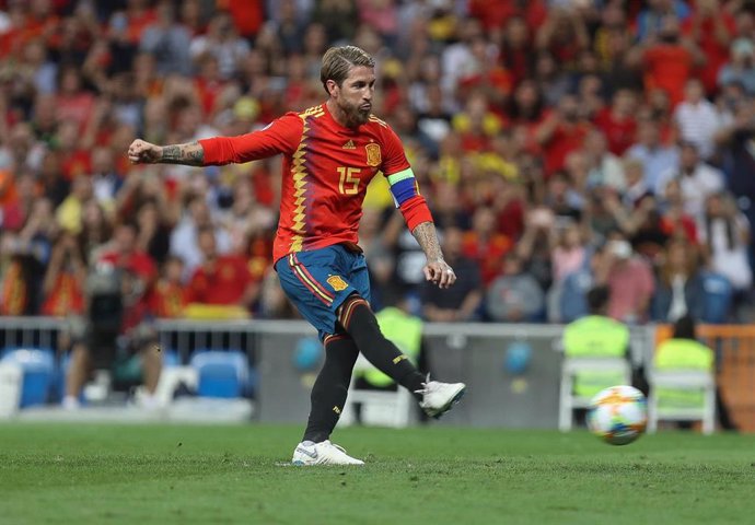 Sergio Ramos marca un gol con la selección española.