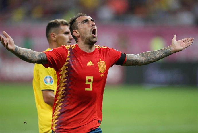 Paco Alcácer celebra un gol con la selección