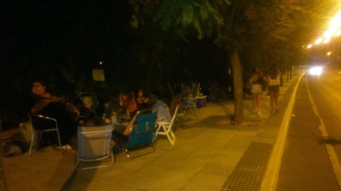 Fans de David Bisbal pasan la noche en Mairena a la espera de su concierto