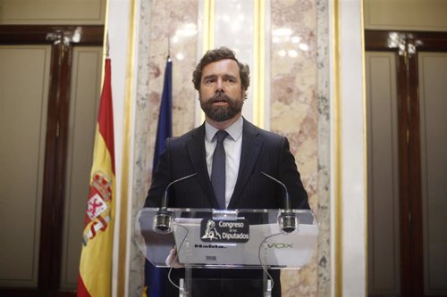 El portavoz de Vox en el Congreso de los Diputados, Iván Espinosa de los Monteros, en rueda de prensa tras la segunda votación para la investidura del candidato socialista a la Presidencia del Gobierno, la cual ha resultado fallida.