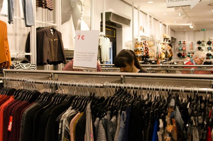 Tiendas, tienda, H&M, ropa, compras, compra, gente comprando, precio , precios, consumo, IPC, complementos, tiendas de Gran Vía