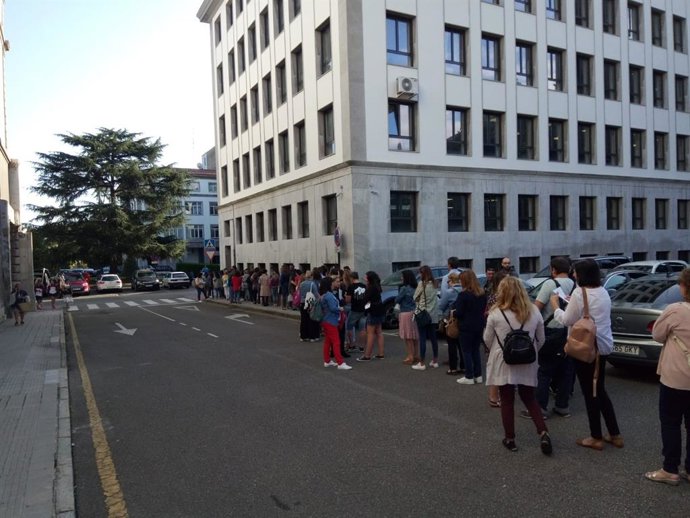 Colas de profesores interinos en Educación