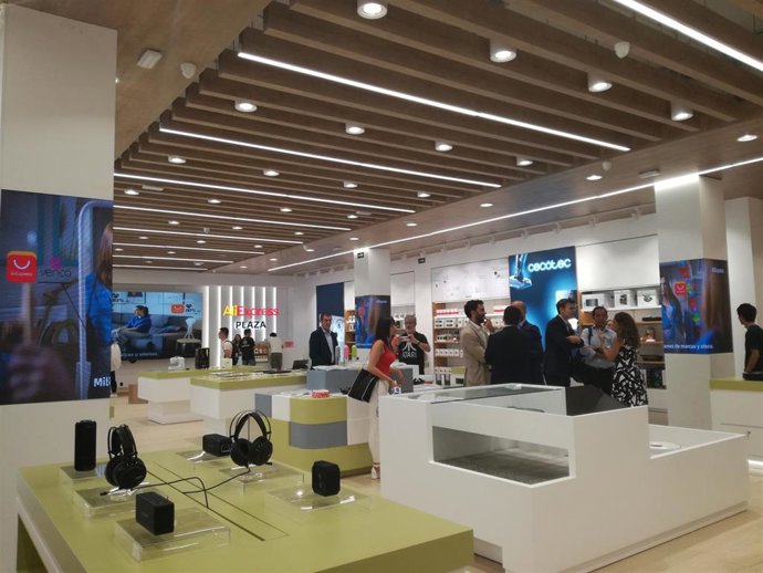 La afluencia a centros comerciales se contrajo un 6,9% en agosto, según ShopperTrak