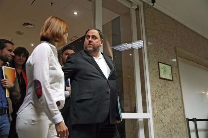 El exvicepresidente de la Generalitat, Oriol Junqueras, preso por el procés (acompañado entre otros por Gabriel Rufián (ERC), entra en el Congreso de los Diputados para iniciar  los trámites pertinentes para recoger su acta de diputado.