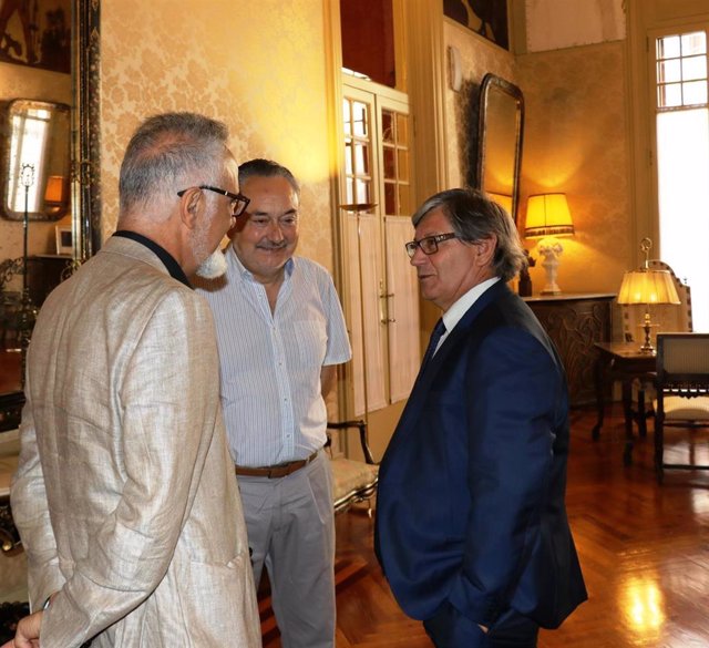 Reunión del presidente del Parlament, Vicen Thoms, con representantes del CES: Carles Manera (presidente) y Josep Valero (secretario general)