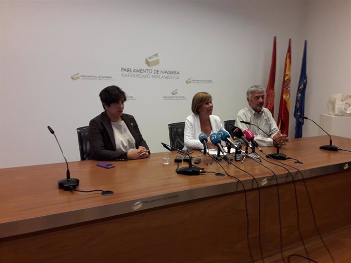 De izquierda a derecha, María Solana, Uxue Barkos y Koldo Martínez, parlamentarios de Geroa Bai, en rueda de prensa.