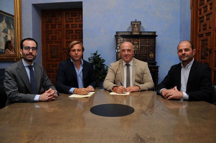 Ruiz (segundo por la dcha.) y Repullo (tercero) firman el acuerdo de colaboración