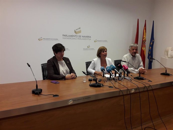 De izquierda a derecha, María Solana, Uxue Barkos y Koldo Martínez, parlamentarios de Geroa Bai, en rueda de prensa.