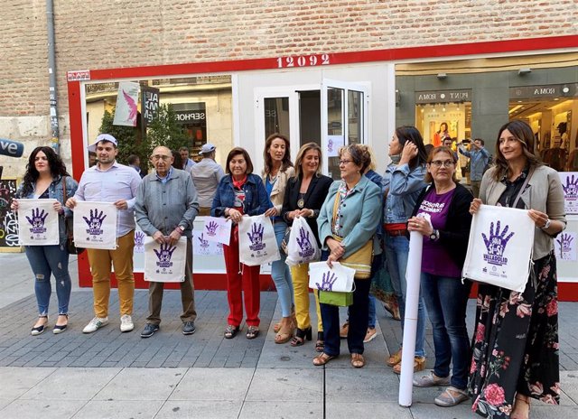 La concejal Victoria Soto junto a representantes de los distintos colectivos participantes en la campaña 'Solo sí es sí' en el punto informativo de la calle Santiago de Valladolid.