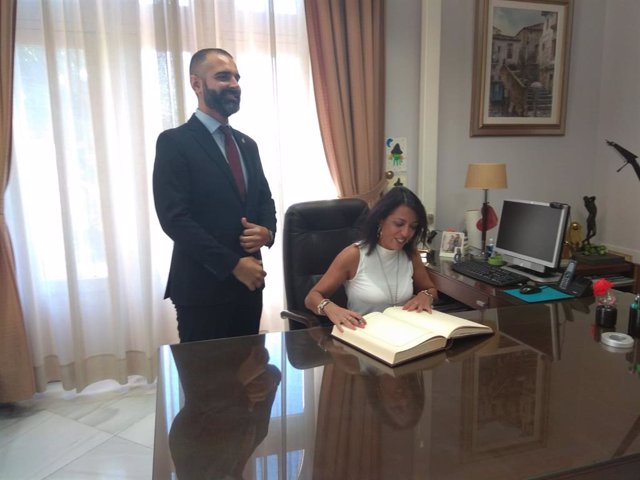 La presidenta del Parlamento de Andalucía, Marta Bosquet, firma el libro de honor del Ayuntamiento de Almería