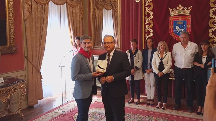 Alberto Undiano Mallenco recibe el cuarto 'Pañuelo de Pamplona' de manos del alcalde de Pamplona, Enrique Maya