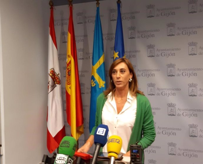 La concejala de Ciudadanos en Gijón, Ana Isabel Menéndez, en rueda de prensa en el Ayuntamiento
